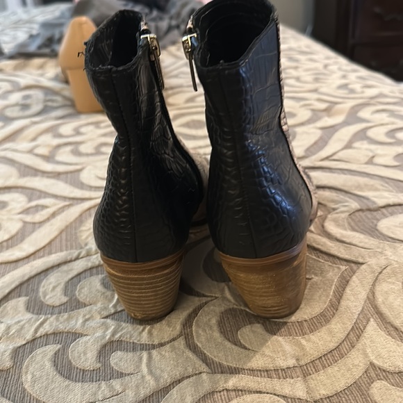Vince camuto booties 9.5 - Picture 3 of 7